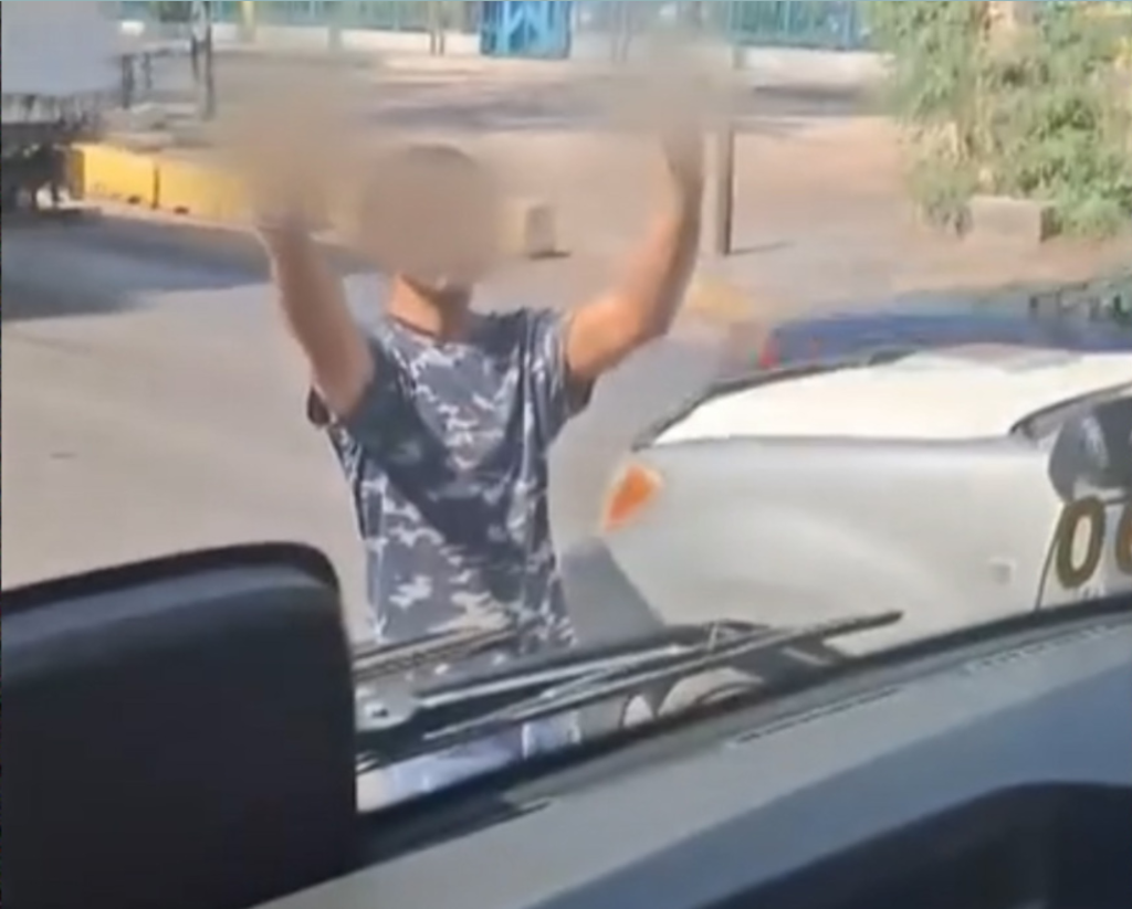 Ξέφυγαν πάλι οι Ρομά: Mπλόκαραν με το έτσι θέλω λεωφορείο στην Ακτή Μιαούλη και προπηλάκισαν τον οδηγό! (βίντεο)