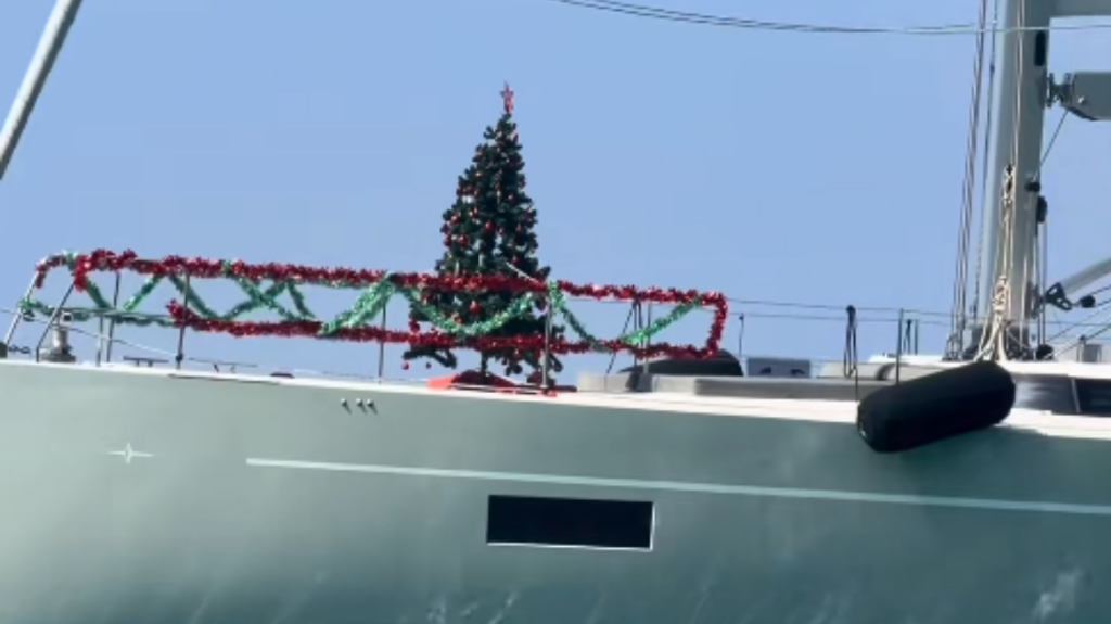 Σύβοτα: Στόλισαν χριστουγεννιάτικο δέντρο πάνω σε σκάφος ενώ… έκαναν καλοκαιρινές διακοπές! (βίντεο)