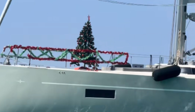 Σύβοτα: Στόλισαν χριστουγεννιάτικο δέντρο πάνω σε σκάφος ενώ… έκαναν καλοκαιρινές διακοπές! (βίντεο)