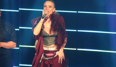 Κατερίνα Λιόλιου: Συνέχισε να τραγουδά μέσα στην καταρρακτώδη βροχή στη Θεσσαλονίκη (βίντεο)