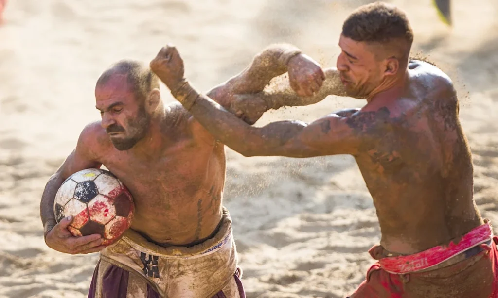 Calcio Storico: Το ιστορικό παιχνίδι της Φλωρεντίας που συνδυάζει ποδόσφαιρο, πάλη και ράγκμπι