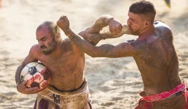 Calcio Storico: Το ιστορικό παιχνίδι της Φλωρεντίας που συνδυάζει ποδόσφαιρο, πάλη και ράγκμπι