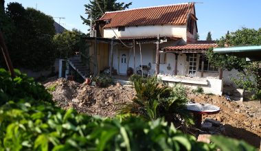 Μαραθώνας: «Εγώ δεν είχα δει ποτέ την γιαγιά» λέει γείτονας για τη σορό της ηλικιωμένης που βρέθηκε σε αυλή σπιτιού