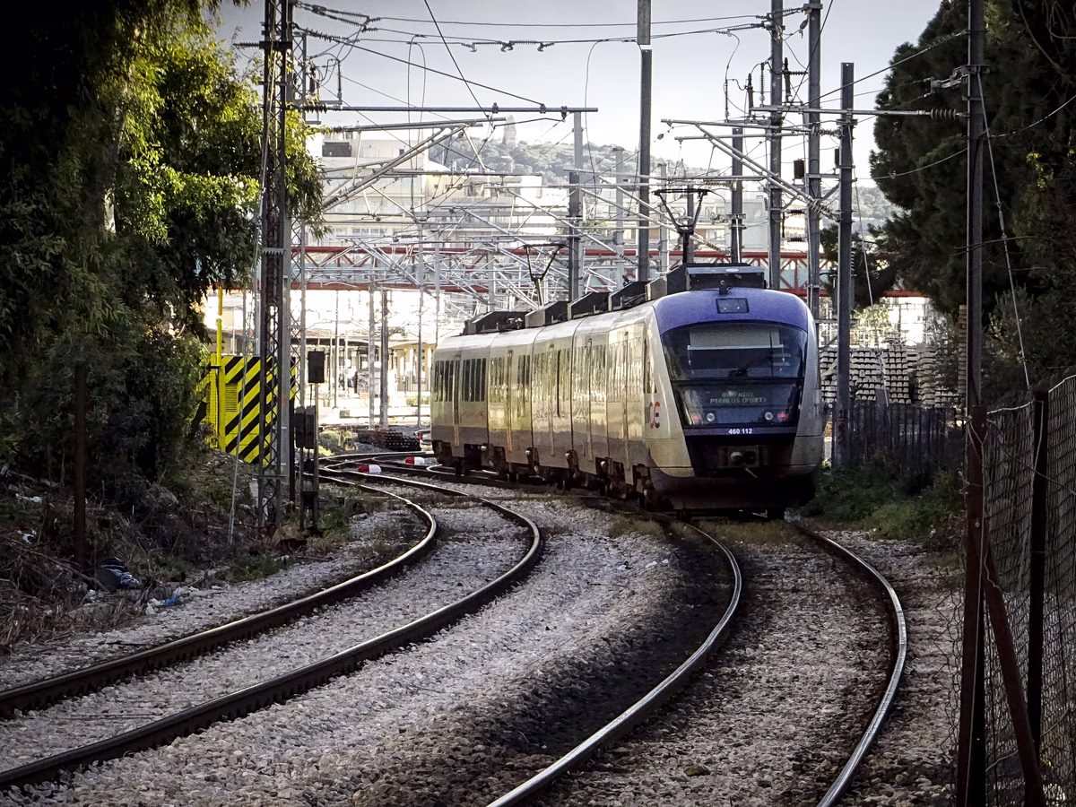 Αρχαία Κόρινθος: Νεκρός ο άνδρας που παρασύρθηκε από τον Προαστιακό – Η ανακοίνωση της Hellenic Train