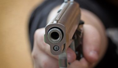 Πρώην πράκτορας του FBI αποκαλύπτει: Οι 3 κινήσεις που μπορεί να σας σώσουν τη ζωή αν κάποιος σας απειλεί με όπλο
