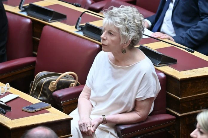 Η ΝΔ μπορεί να μην ψήφισε την Ε.Ακρίτα αλλά έδωσε «πόντους» στον ΣΥΡΙΖΑ