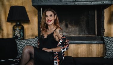 Ευρυδίκη: Τρέχει δίπλα στη θάλασσα και παίζει με τα κύματα φορώντας μόνο το μπικίνι της (βίντεο)