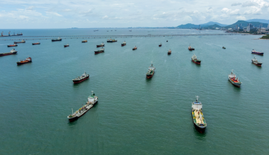 Ιράν: Στα 56 τα πλοία στη «μαύρη λίστα» για τα Στενά του Ορμούζ