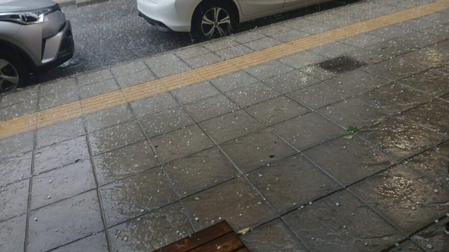 Ισχυροί άνεμοι και έντονη χαλαζόπτωση έπληξαν το Αγρίνιο: Προβλήματα στην κυκλοφορία των οχημάτων (βίντεο)