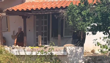 Μαραθώνας: Γυναίκα έθαψε τη μητέρα της στην αυλή και εισέπραττε την σύνταξή της επί 10 χρόνια!