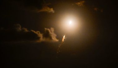 Το Ιράν χτύπησε με πυραύλους και drones αμερικανικές βάσεις στο Κουβέιτ (βίντεο)