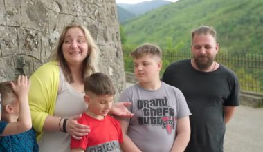 Φουρνά Ευρυτανίας: «Γελοιότητες αυτά για ποντίκια και αρουραίους» – Τι λέει η δασκάλα για την πολύτεκνη οικογένεια