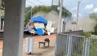 Πολωνία: Η στιγμή που τρένο συγκρούεται σφοδρά με φορτηγό – Τέσσερις τραυματίες (βίντεο)