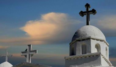 Αυτός είναι ο λόγος που οι εκκλησίες έχουν συχνά έναν κόκορα ή σταυρό στην κορυφή του καμπαναριού