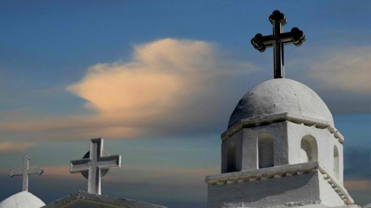 Αυτός είναι ο λόγος που οι εκκλησίες έχουν συχνά έναν κόκορα ή σταυρό στην κορυφή του καμπαναριού