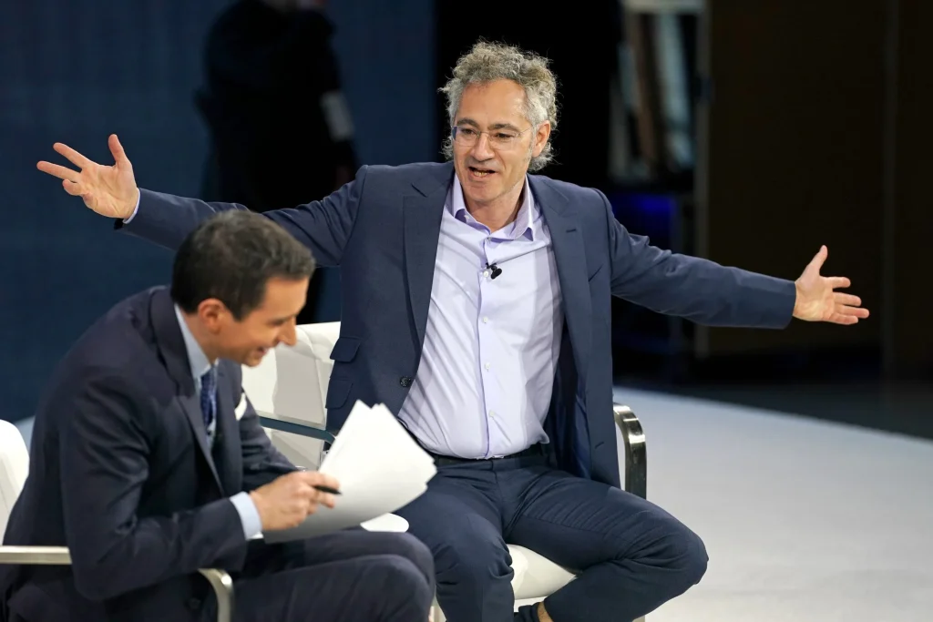 CEO της Palantir: «Στο μέλλον με την ΑΙ οι μόνοι που δεν θα αντικατασταθούν θα είναι οι τεχνίτες και οι νευροδιαφορετικοί»