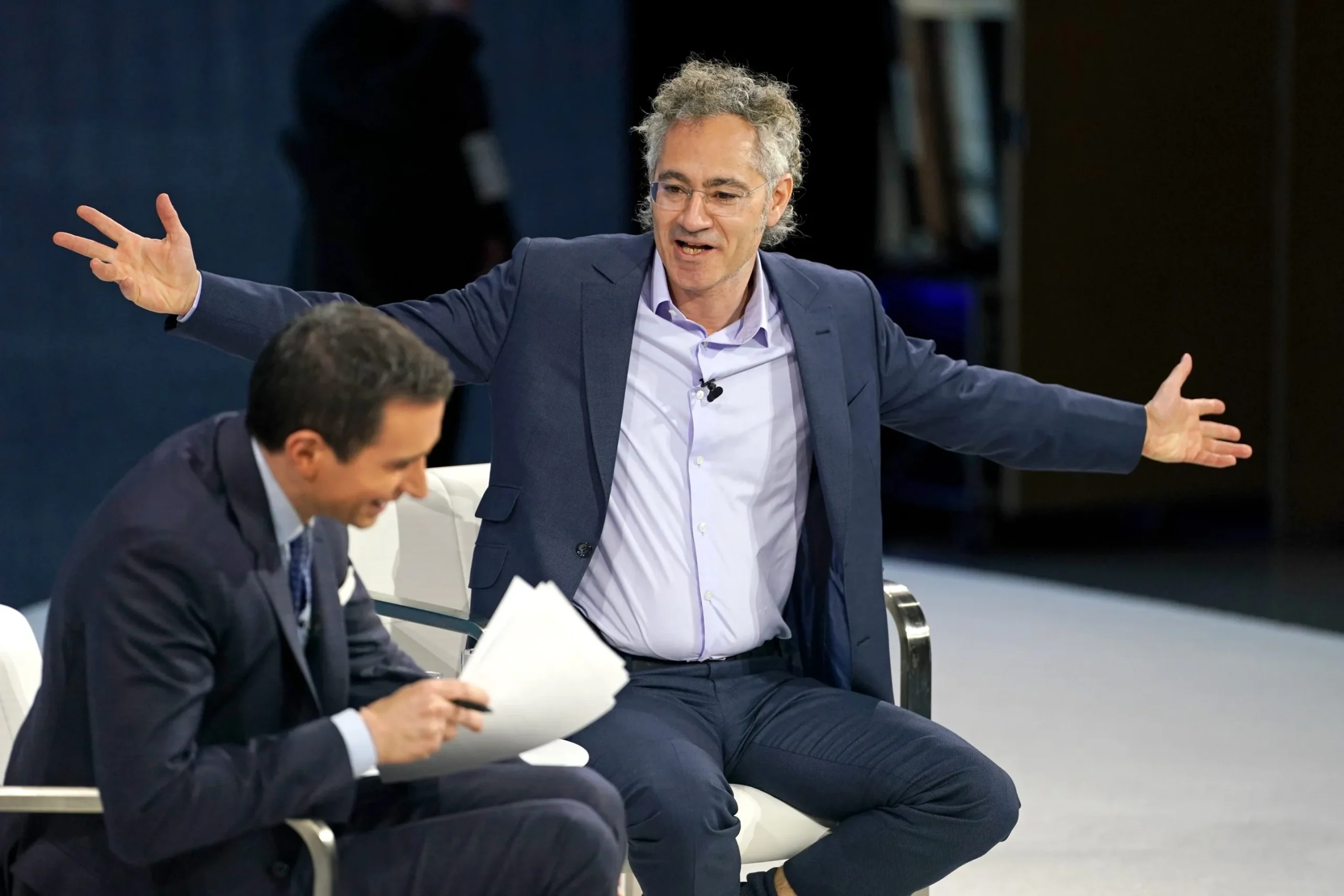CEO της Palantir: «Στο μέλλον με την ΑΙ οι μόνοι που δεν θα αντικατασταθούν θα είναι οι τεχνίτες και οι νευροδιαφορετικοί»