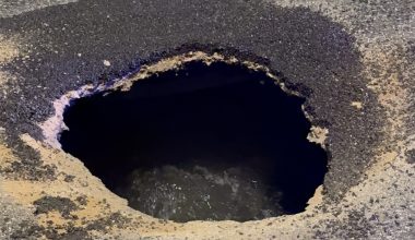 Αδιανόητο: Έχουν φτιάξει λεωφόρο (!) πάνω σε πηγάδι! – Παραλίγο τραγωδία στην Βάρης-Κορωπίου
