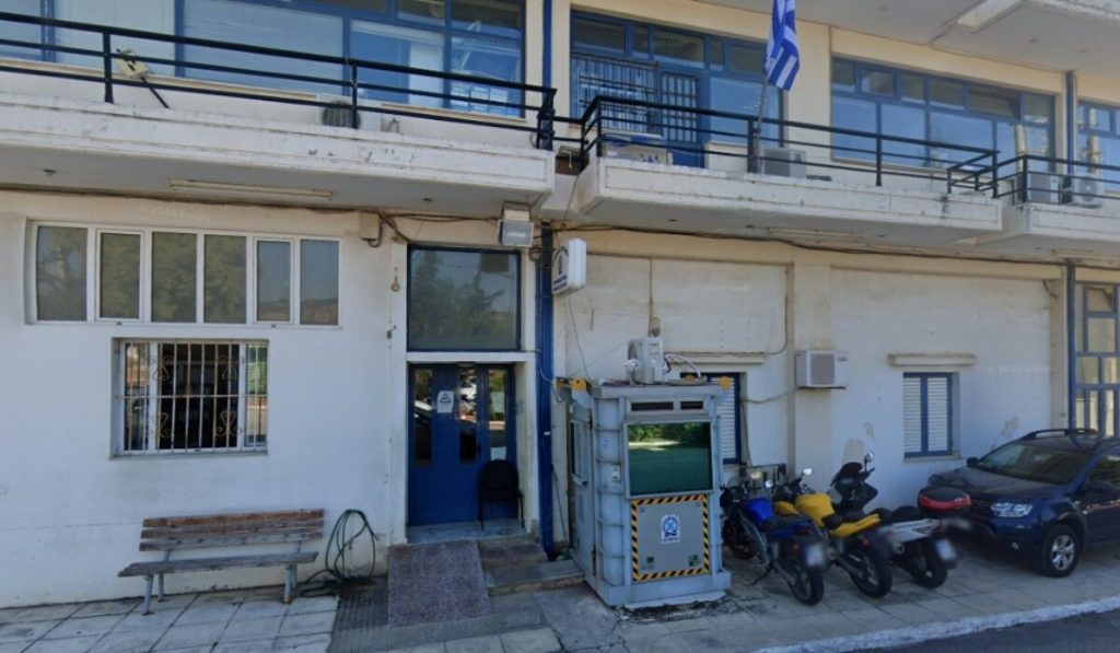 Μάνδρα: «Του φώναζαν να πετάξει το μαχαίρι κι εκείνος έλεγε “ρίξτε μου”» – Τι λένε μάρτυρες για την επίθεση στο ΑΤ
