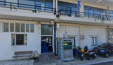 Μάνδρα: «Του φώναζαν να πετάξει το μαχαίρι κι εκείνος έλεγε “ρίξτε μου”» – Τι λένε μάρτυρες για την επίθεση στο ΑΤ