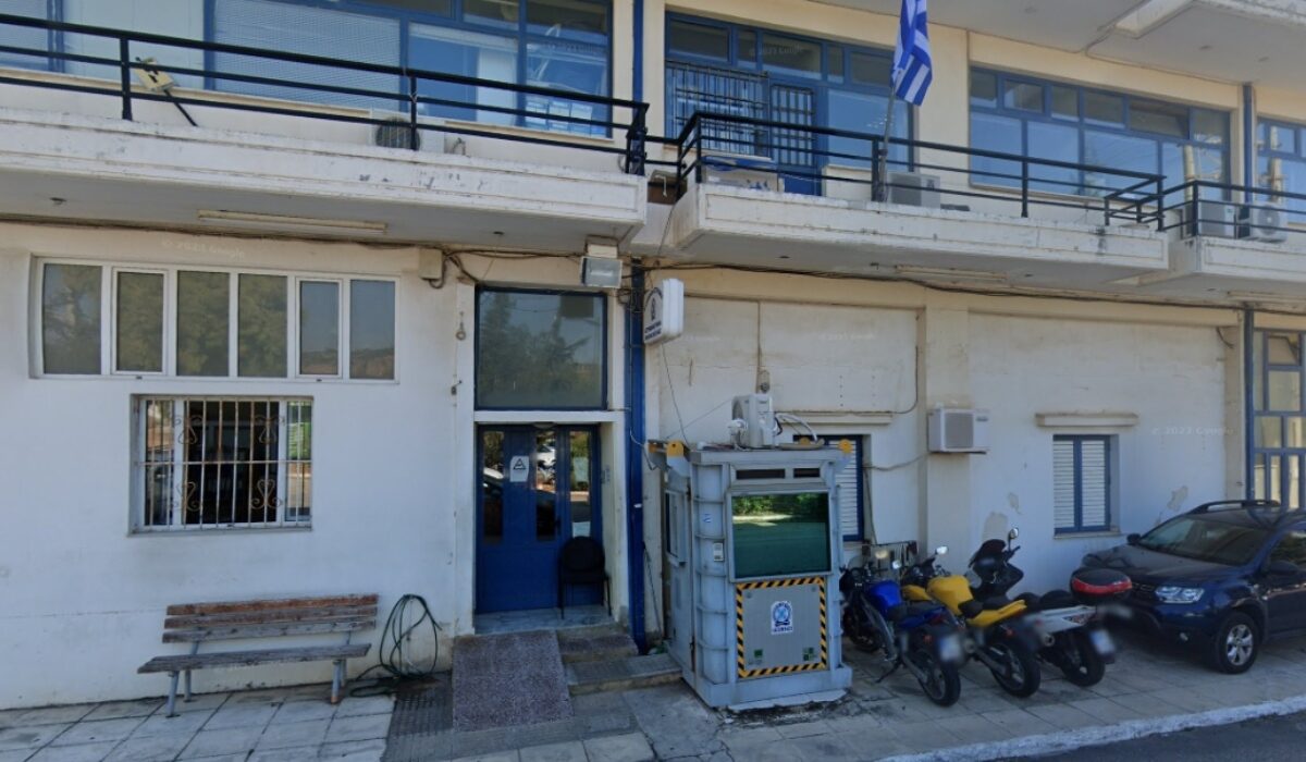 Μάνδρα: «Του φώναζαν να πετάξει το μαχαίρι κι εκείνος έλεγε “ρίξτε μου”» – Τι λένε μάρτυρες για την επίθεση στο ΑΤ