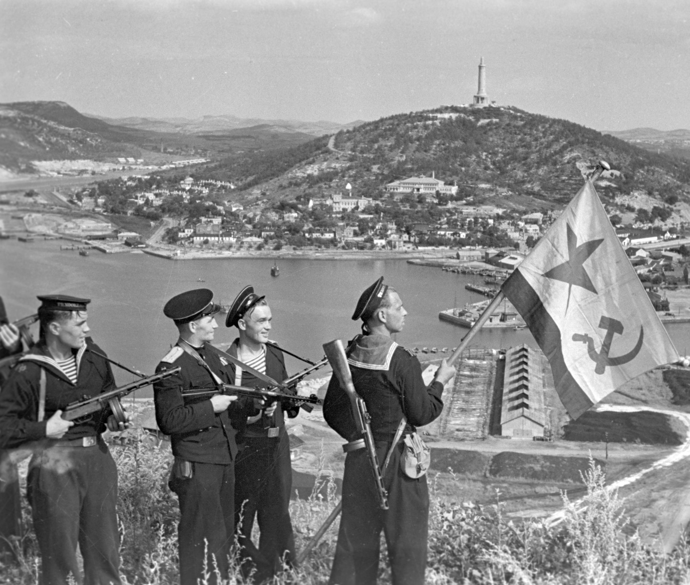 Ρωσία: Αποκαλυπτήρια γιγαντιαίου μνημείου 15 μέτρων για τη νίκη επί της αυτοκρατορικής Ιαπωνίας