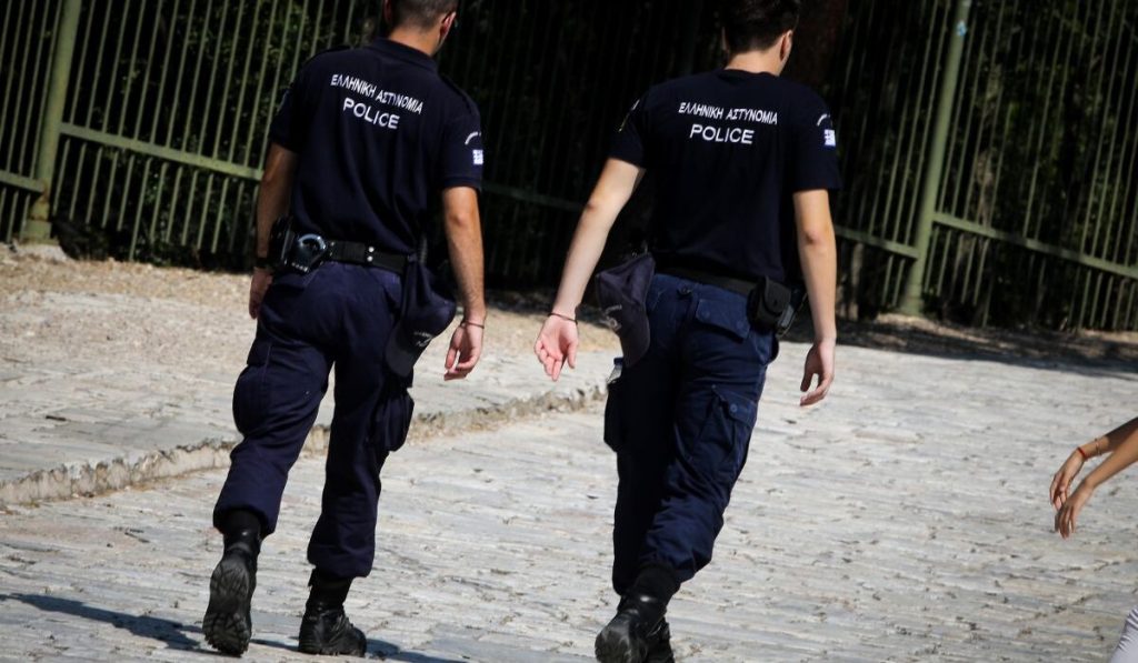 Άνδρας επιτέθηκε με μαχαίρι στον σκοπό & στον αξιωματικό υπηρεσίας στο ΑΤ Μάνδρας: Με πυρά απάντησαν οι αστυνομικοί