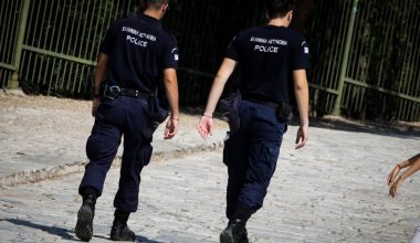 Άνδρας επιτέθηκε με μαχαίρι στον σκοπό & στον αξιωματικό υπηρεσίας στο ΑΤ Μάνδρας: Με πυρά απάντησαν οι αστυνομικοί