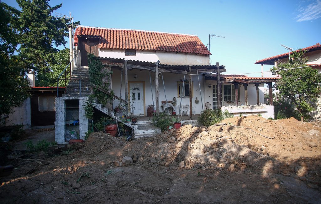 Η 68χρονη στον Μαραθώνα υπέδειξε το σημείο όπου έθαψε τη μητέρα της αλλά οι Αρχές δεν βρήκαν τίποτα (βίντεο)