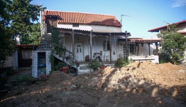 Η 68χρονη στον Μαραθώνα υπέδειξε το σημείο όπου έθαψε τη μητέρα της αλλά οι Αρχές δεν βρήκαν τίποτα (βίντεο)
