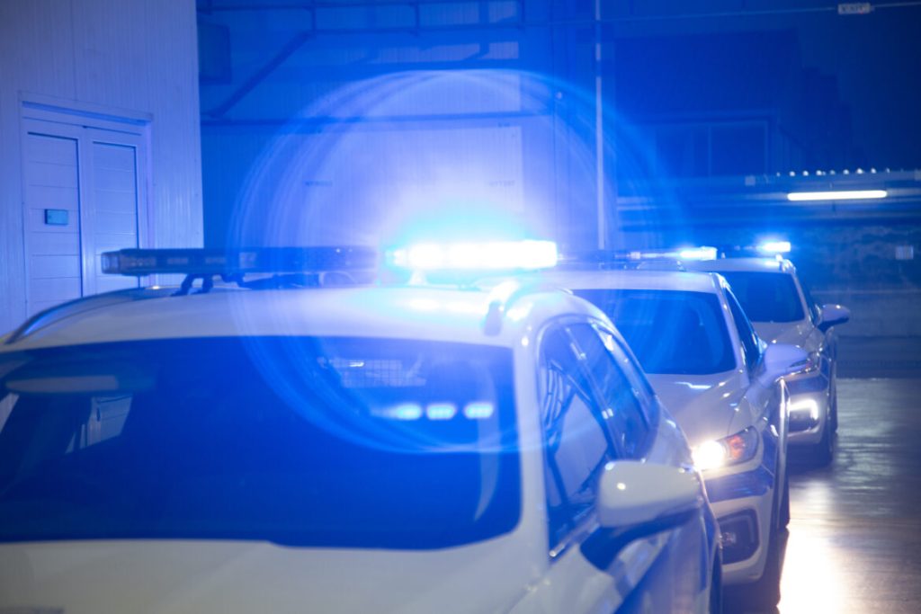 Κινηματογραφική καταδίωξη αλλοδαπού στη Θεσσαλονίκη: Μετέφερε στο καπό του οχήματός του 3 παράνομους μετανάστες