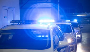 Κινηματογραφική καταδίωξη αλλοδαπού στη Θεσσαλονίκη: Μετέφερε στο καπό του οχήματός του 3 παράνομους μετανάστες