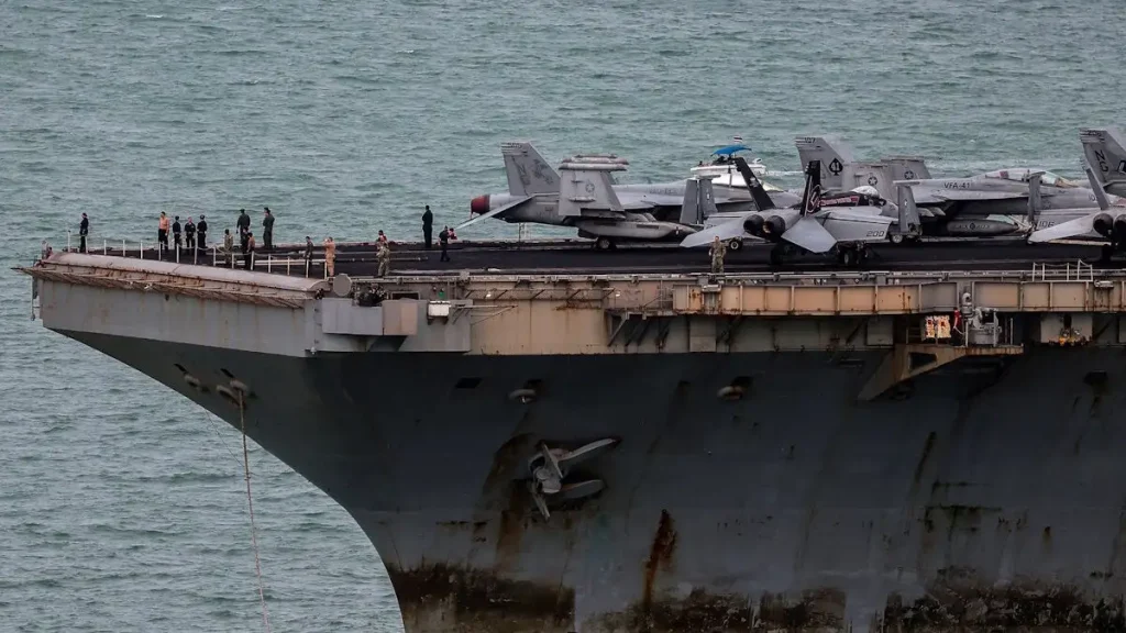 Τραγικές εικόνες από το USS «Abraham Lincoln»: Σε άθλια κατάσταση το αμερικανικό αεροπλανοφόρο (φωτογραφίες)