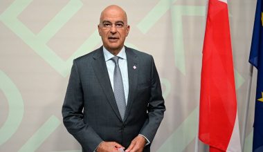 Επιστρέφει στην Αθήνα εκτάκτως ο Ν.Δένδιας μετά τη συντριβή του F-4 Phantom στο Athens Flying Week στην Τανάγρα
