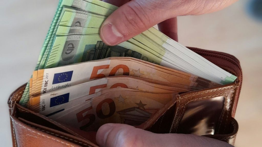 Τα 4 σημάδια που δείχνουν ότι τα πάτε καλύτερα οικονομικά απ’ όσο νομίζετε