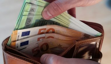 Τα 4 σημάδια που δείχνουν ότι τα πάτε καλύτερα οικονομικά απ’ όσο νομίζετε