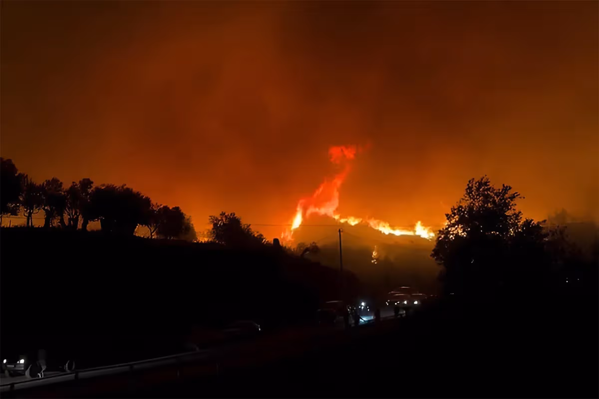 Μεγάλη φωτιά στην Χειμάρρα της Αλβανίας: Εκκενώνονται περιοχές (βίντεο)