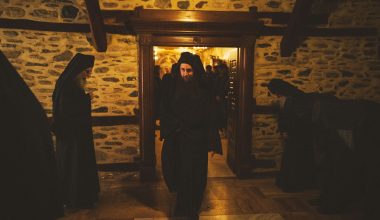 Γιατί τα ορθόδοξα μοναστήρια έχουν τράπεζα και τι σχέση έχει με το φαγητό των μοναχών;