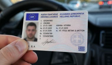 Ο κωδικός στο δίπλωμα που σας επιτρέπει να οδηγείτε μηχανάκι έως 125 κυβικά: Ποιοι κινδυνεύουν με πρόστιμο 500 ευρώ