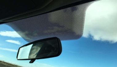 Μαύρες κουκκίδες στο παρμπρίζ: Ο λόγος που υπάρχουν και η σημαντική λειτουργία τους