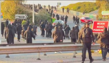 Εκατοντάδες διαδηλωτές στο Ντόβερ κατά των παράνομων μεταναστών (βίντεο)