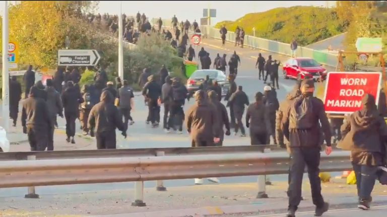 Εκατοντάδες διαδηλωτές στο Ντόβερ κατά των παράνομων μεταναστών (βίντεο)