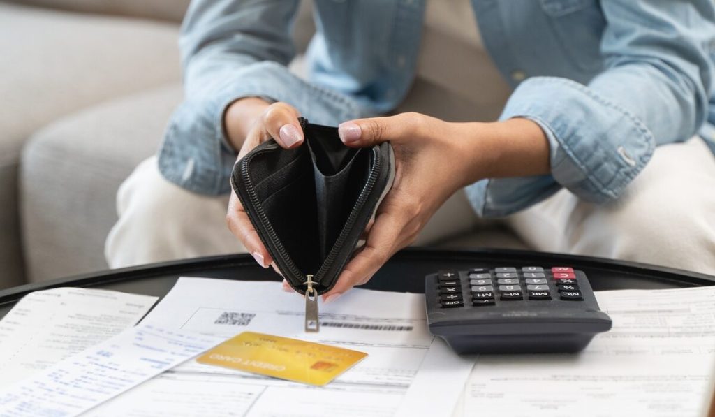 Οι τιμές ανέβηκαν 24,5% από το 2019 αλλά το εισόδημα έμεινε στο… 2009