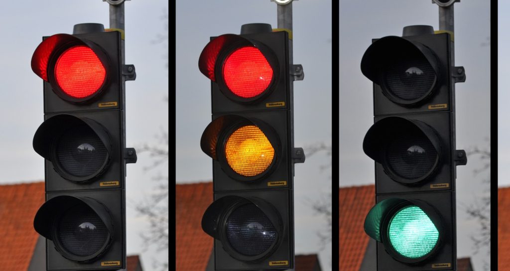 Το τέταρτο χρώμα που θα προστεθεί στα φανάρια: Η αλλαγή που φέρνει η αυτόνομη οδήγηση
