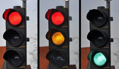Το τέταρτο χρώμα που θα προστεθεί στα φανάρια: Η αλλαγή που φέρνει η αυτόνομη οδήγηση