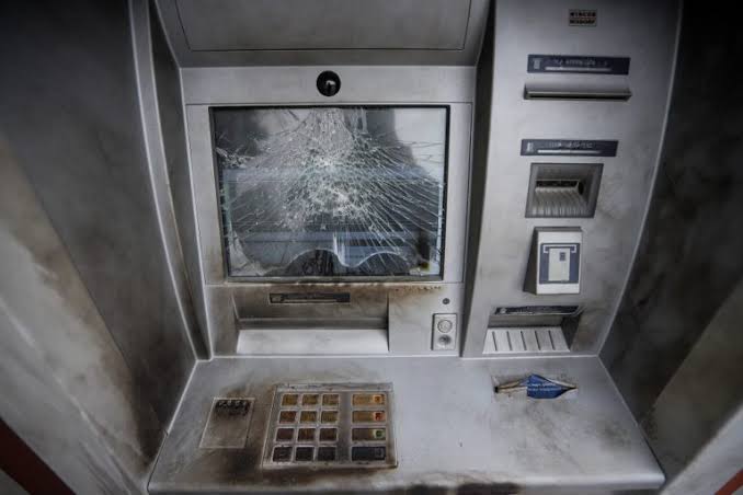 Μεσσηνία: Ανατίναξαν ΑΤΜ και άρπαξαν 200.000 ευρώ