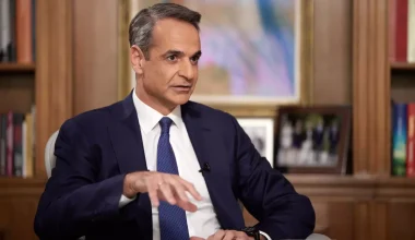 Ο Κ.Μητσοτάκης στηρίζει το σχολικό βιβλίο  της Ζαχαράκη με τις «οικογένειες» ομοφυλοφίλων!