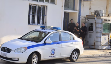 Επίθεση στο ΑΤ Μάνδρας: Δικογραφία σε βάρος του 31χρονου δράστη – Ελεύθερος ο αστυνομικός που άνοιξε πυρ