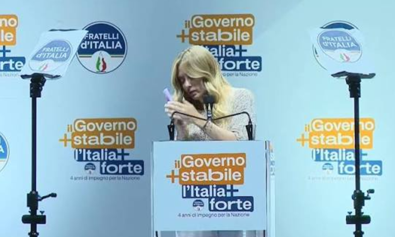 Βίντεο: Η στιγμή που η Τζόρτζια Μελόνι διακόπτει ομιλία της επειδή την πήρε τηλέφωνο η μικρή της κόρη