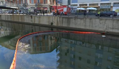 Έντονη ανησυχία στο Μιλάνο: Πετρελαιοκηλίδα 28 χιλιομέτρων εμφανίστηκε στο κανάλι Naviglio (βίντεο)